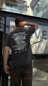 Remera negra con estampa en la espalda con la frase "NEOVISION" y otros textos en blanco. Corte oversized.