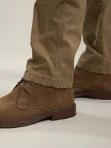 Pantalón de algodón color marrón, de corte recto y tiro medio.