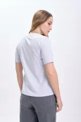 Remera celeste de manga corta con puño.