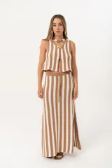 Falda larga tejida a rayas verticales color beige y blanco, con pretina elástica y tajos laterales.