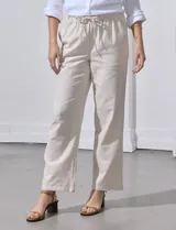 Pantalón de lino color blanco, marca Aexanderr Jordan. Tiene pretina ancha elastizada con lazo de ajuste, bolsillos verticales delanteros y bolsillos traseros.