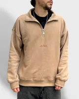 Buzo beige de felpa premium, corte boxy y cuello alto con cierre metálico. Estampado minimalista en el pecho con la frase "The Wise Club. Exclusive Members".