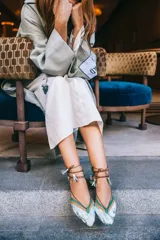 Bailarinas con estampado multicolor, puntera y talón combinan 3 capas de tejido superpuesto de forma manual. Cordones de algodón rematados con borlas de ante verde, en contraste.