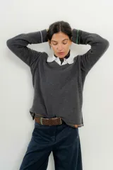 Sweater de punto gris con cuello en V y ribetes en contraste.