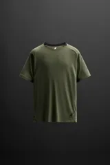 Camiseta deportiva color verde oliva de tejido ligero y elástico, con cuello redondo, manga corta y logo estampado en el bajo. Zara Athleticz.