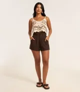 Short marrón de cintura alta confeccionado en viscolino. Presenta cintura elástica, trabillas, cinturón incorporado con hebilla y lazo.