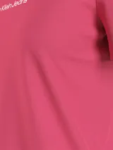 Remera fucsia de algodón con cuello redondo y logo Calvin Klein Jeans estampado en blanco en el pecho.
