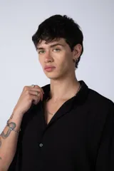 Camisa celeste de manga corta con cuello clásico y calce oversize.