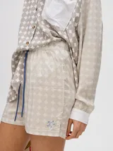 Short boxy de viscosa con estampado de flores, pretina combinada y cordón ajustable. Diseñado en Uruguay.