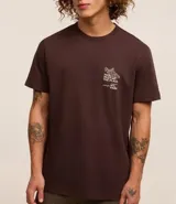 Remera marrón de algodón peruano, corte comfort, cuello redondo, manga corta y estampa frontal con texto y dibujo.