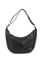 Bandolera negra de cuero sintético con correa ajustable y cierre superior.