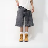 Bermuda de jean negro con efecto lavado, corte ancho y largo a la rodilla. Presenta bolsillos delanteros y traseros, etiqueta de marca en el bolsillo trasero y bordado rojo en la pierna derecha.