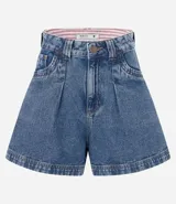 Short baggy de jeans azul, con pliegues delanteros, bolsillos delanteros y traseros, trabillas en la cintura y cintura interna con estampado vichy.