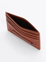Tarjetero Tommy Hilfiger color marrón de cuero granulado, con múltiples ranuras para tarjetas y logo distintivo de la marca.