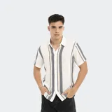 Camisa de manga corta con rayas verticales en tonos blanco, gris y beige.