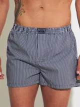 Bóxer de algodón blanco con estampado de flores pequeñas color celeste, con cintura elástica y logo de la marca en el centro.