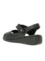Sandalias de cuero color crema, con plataforma marrón y ajuste de velcro.
