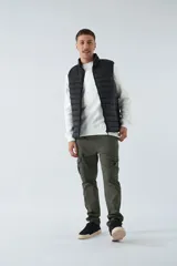 Chaleco de nylon azul marino para hombre con logo en goma y bolsillos con cierre.