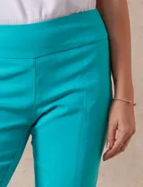 Pantalón verde esmeralda de gabardina elastizada marca Zac & Rachel, con pretina ancha con faja interna modeladora, largo de pierna con costura frontal pespunteada y trasera con bolsillos ojal simulados.