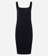 Vestido midi color borgoña, confeccionado en tejido de punto rib, con escote cuadrado y breteles anchos.