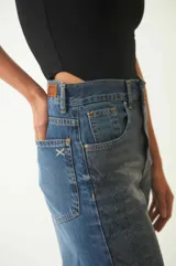 Pantalón jean de corte ancho con estampado de piel de serpiente.