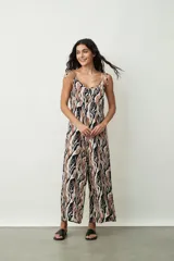 Mono largo de tirantes finos con estampado abstracto en tonos negro, marrón y blanco.