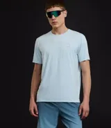 Remera deportiva de hombre, color amarillo mostaza, de manga corta y cuello redondo. Presenta un pequeño logo circular bordado en el pecho.