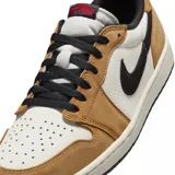 Championes Air Jordan 1 Low OG color marrón y blanco con detalles en negro.