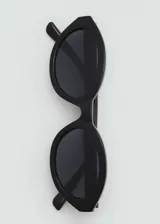 Lentes de sol ovalados color marrón con lentes degradados. Fabricados con residuos post-industriales reciclados de procesos de fabricación de gafas de policarbonato.