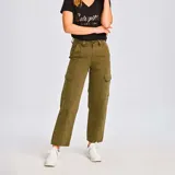 Pantalón cargo marrón con corte recto, bolsillos laterales con solapa y cierre con cremallera y botón.