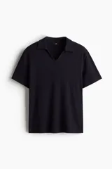 Remera negra de punto texturizado de mezcla de algodón con cuello y miniabertura en V. Corte estándar.