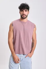 Musculosa rosa con cuello redondo y estampado frontal con texto en el mismo tono.