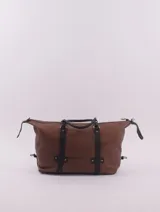 Bolso de viaje negro con detalles en cuero marrón, doble asa de mano y cierre superior con cremallera.