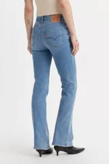 Pantalón de jean celeste de tiro alto con corte bootcut. El diseño presenta roturas sutiles en la rodilla y en el muslo.