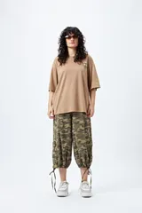 Remera azul con efecto gastado, corte holgado y estampado pequeño de flor en el pecho.