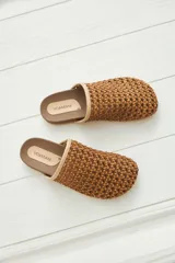 Sandalias tipo zueco color marrón con capellada tejida en cuero con rafia.
