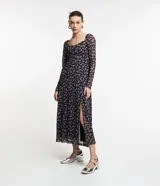 Vestido midi de tul negro con estampado floral liberty en tonos lila, escote cuadrado con lazo, mangas largas y abertura lateral.