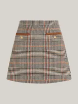 Minifalda de tweed a cuadros en tonos beige, marrón, negro, rojo y azul. Tiene dos bolsillos delanteros de parche con botones dorados con el logo de la marca.