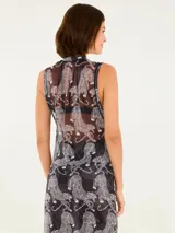Vestido corto con estampado de tigres en tonos oscuros, confeccionado en tejido liviano y transparente. Presenta cuello alto y tirantes anchos, ideal para ocasiones casuales y estilos modernos.