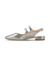 Ballerina destalonada plateada tipo mercedita con doble tira en empeine y tira trasera con elástico. Su punta semi cuadrada y su taco forrado apenas elevado hacen de esta chatita un calzado moderno y estiloso.