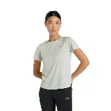 Camiseta deportiva New Balance color celeste con logo de la marca en el pecho.
