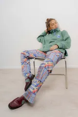 Pantalón de gabardina elastizada a rayas verticales de colores pastel.