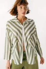 Camisa celeste y blanca a rayas verticales, de corte holgado y mangas largas.