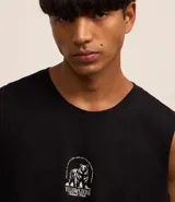 Musculosa negra de algodón con cuello redondo y corte comfort. Estampa frontal con lettering y un oso.