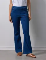 Jegging azul oscuro marca Zac & Rachel con pretina elastizada, bolsillos delanteros y traseros, y terminación bootcut.