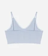 Soutien top celeste de poliamida texturizada, con breteles ajustables, encaje en las bordes y costura abajo del busto.