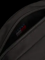 Bandolera negra Tommy Jeans Essential con logo de la marca en el frente.