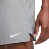 Short deportivo Nike Dri-FIT Challenger para hombre, color gris con logo blanco en la pierna izquierda. Confeccionado en tejido ligero y transpirable con tecnología Dri-FIT, cintura elástica con cordón, calzoncillo interior y bolsillos laterales.