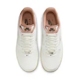 Championes Nike Air Force 1 07 Lv8, color blanco con detalles en beige.