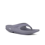 Sandalias negras de goma con tecnología OOfoam para mayor absorción de impacto y soporte en el arco del pie.